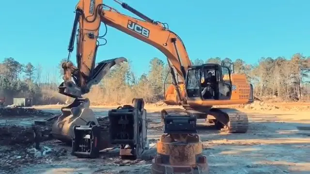 Shoutout to Tomlin Excavating and Demolition in Alabama for this video of our Thumb on a JCB 300!